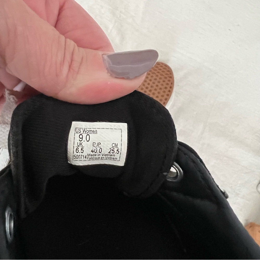 Classic Vans with Box - Women’s Size 9 - Black & White - Picture 7 of 8